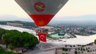 Şehit aileleri Zafer Bayramı coşkusunu Türk bayraklarıyla gökyüzünde yaşadı