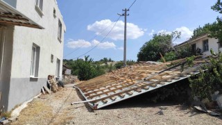 Selendide fırtına çatıları uçurdu