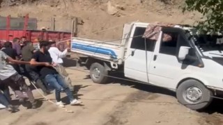 Şemdinlide halatlı kurtarma operasyonu: Kamyonet uçurumun kenarından kurtarıldı