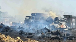 Sera sökümü sırasında spiral kıvılcımlarından çıkan yangın, odun, kamyonet ve atık malzemeleri küle çevirdi