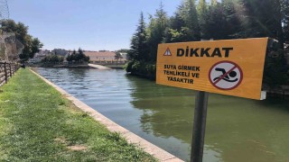 Serinlemek için Porsuk Çayına girdi, zabıta ekipleri tarafından çıkarıldı