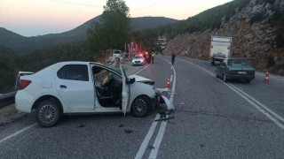 Seydikemerde otomobil tırla çarpıştı: 1 ölü