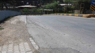 Seyir halindeki mikserin yola beton döktüğü anlar kamerada