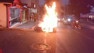 Seyir halindeki motosiklet yandı, olay anı güvenlik kamerasında