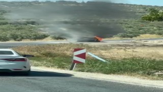 Seyir halindeki otomobil alev alev yanarak kullanılamaz hale geldi