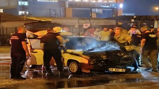 Seyir halindeki otomobil alev alev yandı
