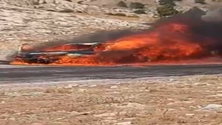 Seyir halindeki otomobil alev alev yandı