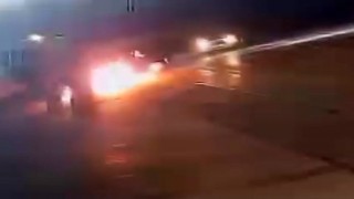 Seyir halindeki otomobil alevlere teslim oldu: O anlar kamerada