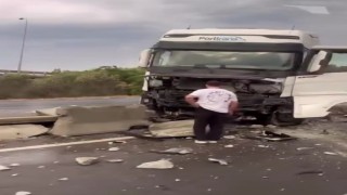 Seyir halindeki tır beton bariyere çarptı