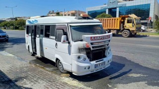 Seyir halindeki yolcu minibüsü alev aldı, alevler büyümeden söndürüldü