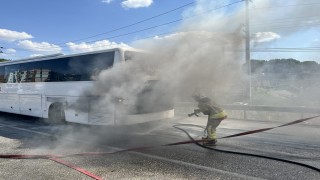 Seyir halindeki yolcu otobüsü yandı; yolcular tahliye edildi