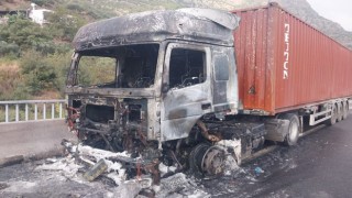 Seyir Halindeyken Alev Alan Tırda Çıkan Yangın Söndürüldü