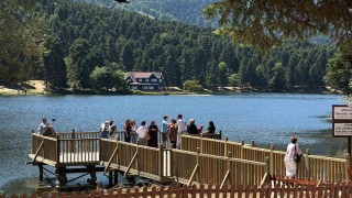 Sıcak havadan bunalan vatandaşlar soluğu Gölcük Tabiat Parkında aldı