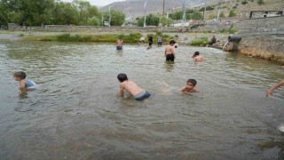 Sıcaktan bunalan çocuklar havuzda serinledi