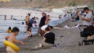 Sıcaktan bunalanlar Van Gölünde yüzerek serinliyor