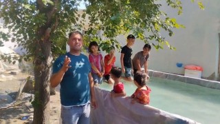 Sıcaktan denize giremeyen çocuklara römorkta havuz yaptı