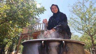 Sigara içenlere doğal çözüm: 7 saat kazanda pişirilen kozalak şurubu