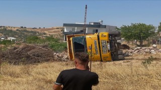 Siirtte hafriyat kamyonu devrildi: 3 yaralı