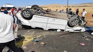 Siirtte refüje çarparak takla atan araç ters döndü: 6 yaralı