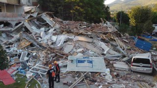 Sındırgı depreminde çöken bina sabahın ilk ışıkları ile havadan görüntülendi