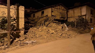 Sındırgı depreminde Hisarcıkta samanlık yıkıldı, belediye hizmet binasının sıvaları döküldü