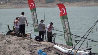 Sındırgıda balıkçılar baraj gölünde kıyasıya yarıştı