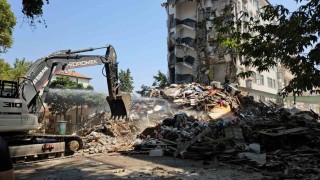 Sındırgıda deprem sonrası hasarlı binaların yıkımına başlandı