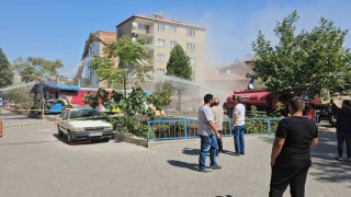 Sındırgıda depremde ağır hasar gören binalar yıkılmaya devam ediyor