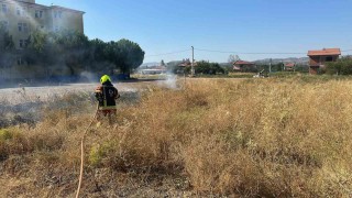 Sındırgıda okul yanında çıkan ot yangını söndürüldü