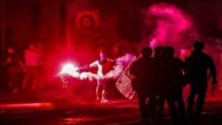 Sırbistan sokakları savaş alanına döndü