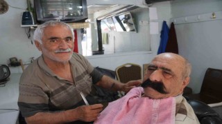 Sivasın en yaşlı berberi, 35 yıldır kerpiç dükkanda berberlik yapıyor