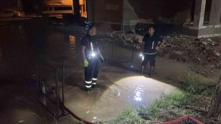 Sivasta ana hat su borusu patladı, belediye ekipleri müdahale etti