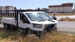 Sivasta kamyonet ile otomobil çarpıştı: 3ü çocuk 6 yaralı