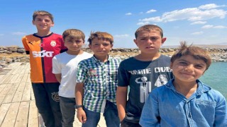 Sodalı Van Gölü çocukların saçlarını sarıya boyuyor