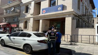 Sokak ortasında kavgaya tutuşarak ambulansa yol vermeyen sürücüler yakalandı