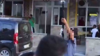 Sokak röportajı sırasında havaya ateş açan çocuk yakalandı