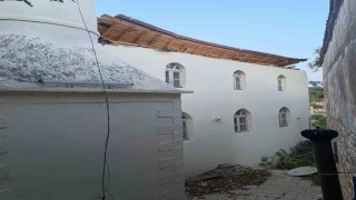 Söke Eski Doğanbey Köyü Camiinin çatısı çöktü