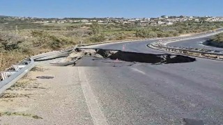 Söke-Kuşadası Karayolunda yol çöktü