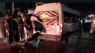 Sökede servis minibüsü ile otomobil çarpıştı: 3 yaralı