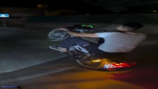 Sosyal medya içeriği uğruna canını hiçe sayan motorcu yaptıklarıyla hayrete düşürdü