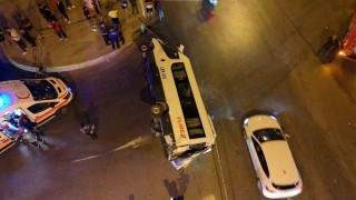 Sultanbeylide aşırı süratli araç minibüsle çarpıştı: 10 yaralı