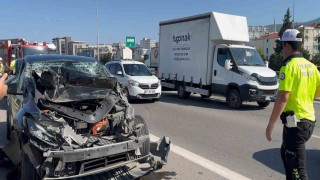 Sultanbeylide tıra çarpan Tesla hurdaya döndü