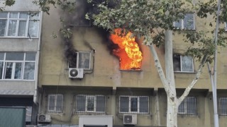 Sultangazide 7 katlı iş merkezinde korkutan yangın