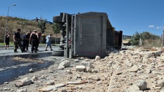 Sultangazide hafriyat yüklü tır devrildi: 1 yaralı