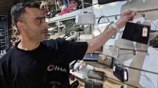 Sultangazide müşteri gibi girdiği dükkandan çanta çalan kadın kamerada