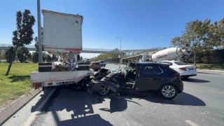 Sultangazide otomobil, yol kenarında duran vinçe çarptı: 2 yaralı