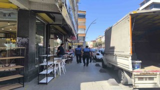 Sultangazide zabıtalardan kaldırım işgaline geçit yok