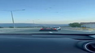 Sürekli şerit değiştirip trafiği tehlikeye attılar