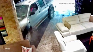 Sürücünün tansiyonu düştü, araç önündeki araca çarpıp mağazaya daldı