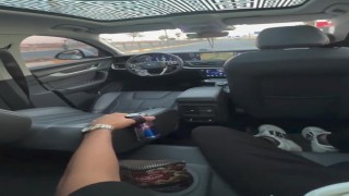 Sürücüsüz giden otomobilin arka koltuğuna geçip video çekti